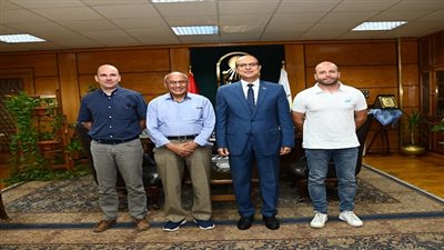 رئيس جامعة أسيوط يستقبل وفدًا فرنسيًا أكاديميًا في زيارة علمية لكلية العلوم 