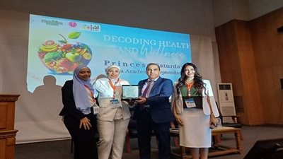 جامعة حلوان تكرم قيادات الصيدلة وتبرز تميز التغذية الإكلينيكية