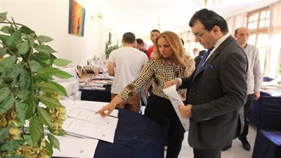  إقبال كبير على معرض الكتاب بكلية الآداب جامعة عين شمس 2025