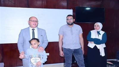 رئيس جامعة سوهاج يقود تدريبًا عمليًا ميدانيًا لطلاب الطب على الحالات الإكلينيكية