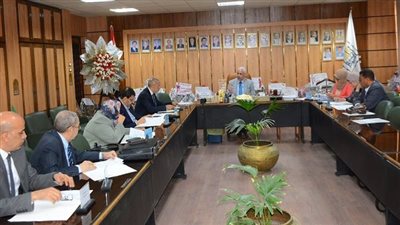 جامعة أسيوط تعقد اجتماعًا لتطوير منظومة الرعاية الصحية لطلابها والعاملين