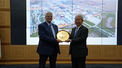 الجامعة اليابانية تكرم رئيس هيئة الجايكا تقديرًا لدعمه التعاون المصري الياباني