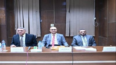 رئيس جامعة أسيوط يناقش رسالة دكتوراه حول إصابة الكلى الحادة بعد جراحة القلب