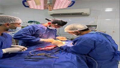 رضيع الشرقية ينجو بعد جراحة نادرة لفصل توأم داخلي من جسده