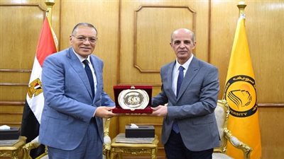 تكريم الدكتور ممدوح غراب رئيس جامعة 6 أكتوبر وبناء وعي طلاب الجامعات 