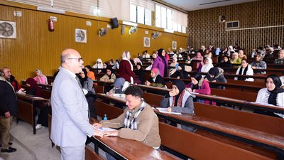 رئيس جامعة سوهاج يتفقد امتحانات كلية التربية النوعية للطلاب الصم