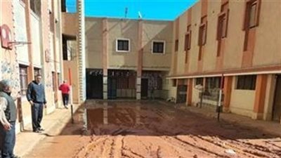 غرق فناء مدرسة التربية الفكرية بحي غرب سوهاج للمرة الثانية