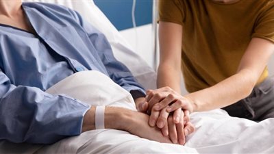 هل مرافقة الابن المريض تُحتسب إجازة مرضية للأب؟