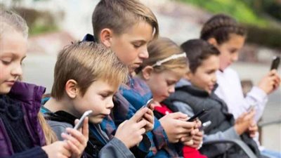 السويد تنقلب على التكنولوجيا.. التعليم يعود للورق والقلم