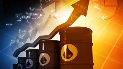 أسعار النفط تقفز بنسبة 5%.. شبح التوترات في مضيق هرمز يشعل الأسواق