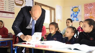 حسم الجدل.. التعليم تنفي إلغاء أجزاء من مناهج الترم الثاني