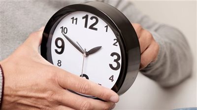 مواقيت الصلاة اليوم الجمعة في أول أيام التوقيت الصيفي 2026