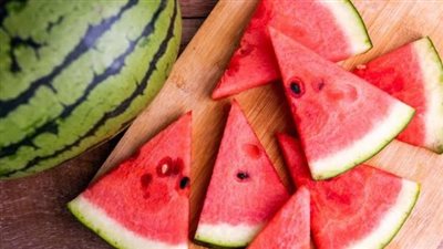 حقيقة البطيخ المسرطن والشائعات الموسمية.. قلبها أبيض