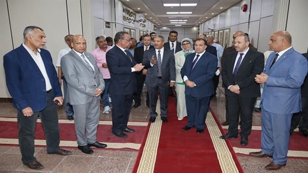 رئيس جامعة قنا يفتتح أعمال التطوير والتجميل    