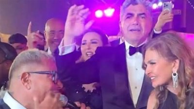 عمرو دياب يكسر صمته ويرد على واقعة الميكروفون مع يسرا