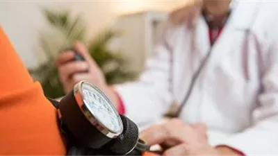 ناقوس خطر.. نمط الحياة العصري يرفع معدلات ضغط الدم بين المراهقين والشباب