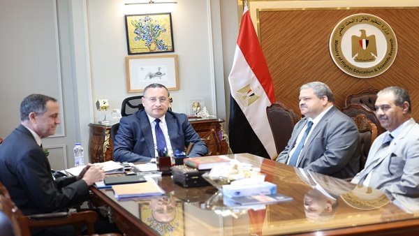 وزير التعليم العالى مع وفد الهيئة المصرية لضمان الجودة    