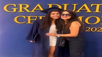 الفنانة زينة وابنة الفنانة شيرين عبد الوهاب    