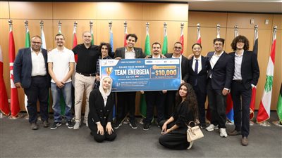 طلاب الأكاديمية العربية للعلوم والتكنولوجيا يحصدون الجائزة الكبرى في مسابقة 