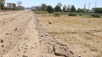 رئيس جامعة قنا يتفقد إنشاء محور مروري بالحرم الجامعي ويوجه بسرعة الإنجاز